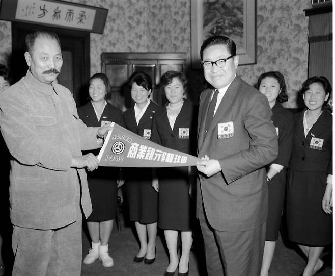 1961년 일본 원정경기에서 9전9승을 한 한국 상업은행 여자농구팀이 서울시장실을 찾아와 김상돈 첫 민선 시장(왼쪽)을 만났다. 카이저수염에 국민복을 입고 지팡이까지 휘두르며 ‘부정부패 공무원 일벌백계’를 강조해 공무원들 간담을 서늘하게 했다고 한다. 서울시 서울사진아카이브