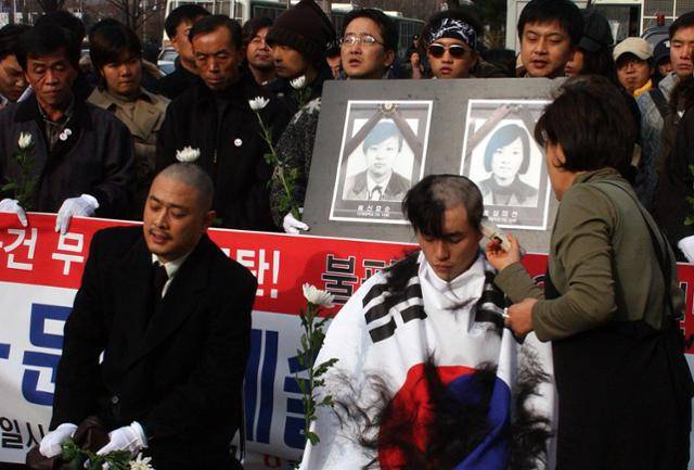 2002년 12월 6일 박찬욱(왼쪽) 감독과 류승완 감독이 서울 광화문 미대사관앞에서 미군장갑차 여중생 압사사건에 대한 기자회견 및 삭발식을 하고 있다. 한국일보 자료사진