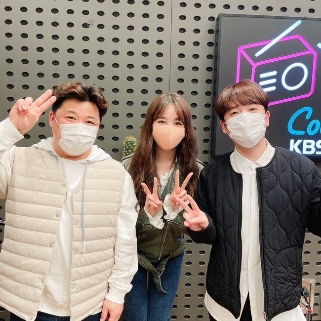 Actor Yoon Eun-hye has told a truthful story.On the 15th KBS Cool FM Yoon Jung-soo, Mr Radio of Nanchang Hee appeared in Fun Story and Yoon Eun-hye, who certified gold hand, appeared and talked.On this day, Nanchang Hee introduced Yoon Eun-hye, saying, If there is Yoon Jung-soo, chairman of the 0-vote club of the natural year, this is from the queen of the natural year. Yoon Eun-hye said, It is embarrassing to introduce Actor in front of the water brother.It was not Actor when we were together with entertainment. Ive seen it since the youngest baby box, from the palace to the coffee Prince. Im afraid Ill make a mistake. Ill feel comfortable after that.Im so proud of you, he said.When I think of my brother, I think of dolphins, said Yoon Eun-hye, I remember.KBS Kim Kwang-soo CP was a program called KBS Saturday when it was a PDI. He then said, Yoon Eun-hye slept well.I slept on the bus and slept. I thought about why I would be embarrassed when I thought about my Singer days, but I think it was because I started the Singer activity when I was not ready.I dont think I wanted to see it, he replied.Yoon Jung-soo asked, Is it Perfectionism? Yoon Eun-hye said, Perfectionism is very strong.When I started the drama, I hadnt slept in a month, and now Im almost 80 percent better.When Yoon Eun-hye said he was interested in Radio DJ, comedian Park Myung-soo texted Chang it to Mr Radio DJ Yoon Eun-hye, and Nanchang Hee asked, What about Radio show at 11 am?Yoon Jung-soo replied, Its good at 11 oclock, and laughed.One listener said, When I shot Coffee Prince, he came to my mothers restaurant.I was impressed by the cleanup of the tableware and the cleanup of the table. Yoon Eun-hye said, I received a good home education. 