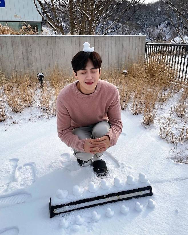 Actor Kim Seon-ho reveals cute recent eventsKim Seon-ho posted two photos on the official SNS on the afternoon of February 16.The photo shows Kim Seon-ho making a Duck-shaped eye and squatting around the Ducks.Kim Seon-ho is building a lovely Smile with one snow Duck on top of her head.Kim Seon-ho performed a hot performance as investor Han Ji-pyeong in the TVN Saturday drama Start-up (playplayplay by Park Hye-ryun/directed Oh Chung-hwan) which ended on December 6 last year, leading the anbang theater Horseful.KBS 2TV entertainment program 1 night and 2 days which is broadcasted every Sunday, and Play Ice which is performed until March, and meets viewers and Audiences.Kim Seon-ho donated 100 million won to the Korean Leukemia Childrens Foundation in January, and it was a good example of the donation fund to reward fans support and love.