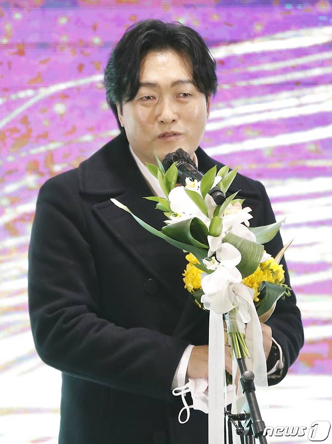 Seoul=) = Actor Ki Eun-se attends the 8th Korea-Bested 10-person Awards held at the Seoul Ramada Hotel Shinui Garden on the afternoon of the 17th, and gives his impressions after winning the Movie Actor Mumun award.2021.2.17