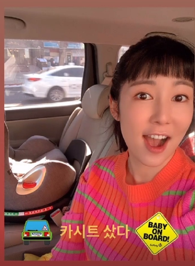 Sayuri, a broadcaster, has set up a Car seat for his son, Jen.On February 17, Sayuri posted a picture on his personal instagram.Sayuri in the public photo is taking a selfie in the car.There is a Car seat for Jen next to him, and the expression of Sayuri, delighted at the thought of his son, attracts attention.Sayuri donated sperm in Japan and gave birth to her son in November last year. As the unmarried Sayuri gave birth without marriage, interest in voluntary unmarried mother has increased and it has gathered topics.