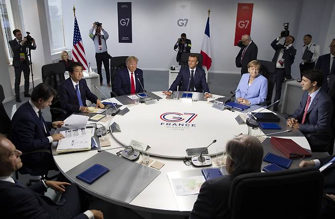 G7(주요 7개국) 정상들이 지난 2019년 8월 프랑스 비아리츠에 모여 회의를 하고 있다. 지난해 미국에서 열릴 예정이던 G7 대면회의는 코로나19로 개최되지 못했다. 올해 6월 영국 콘월에서 열리는 회의에선 7개 회원국과 함께 한국, 호주, 인도, 유럽연합(EU) 정상이 테이블에 앉게 된다. AP연합뉴스