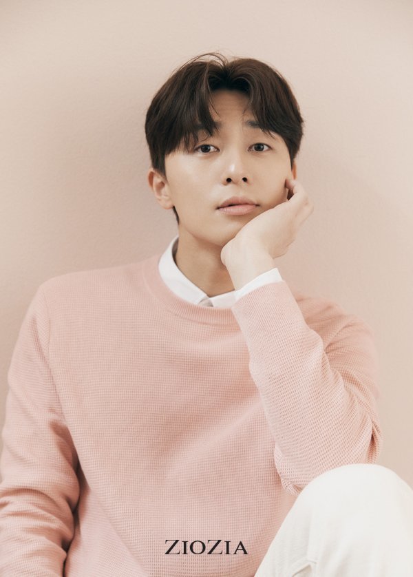 Menswear pictorials by Park Seo-joon and Park Sei-jang were released.In the public picture, Park Seo-joon completed a soft styling of spring with a tone on tone sweater in the pastel pink color background.In another picture set in the modern The Naked Kitchen, Park Seo-joon showed a healthy masculinity with only one shirt that was properly rolled up, and a formal suit picture showed a charm of reversal with a confident expression and perfect pose.The Geojia Spring collection with Actor Park Seo-joon will be released sequentially through stores nationwide, official online malls and SNS channels.