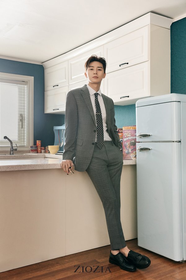 Menswear pictorials by Park Seo-joon and Park Sei-jang were released.In the public picture, Park Seo-joon completed a soft styling of spring with a tone on tone sweater in the pastel pink color background.In another picture set in the modern The Naked Kitchen, Park Seo-joon showed a healthy masculinity with only one shirt that was properly rolled up, and a formal suit picture showed a charm of reversal with a confident expression and perfect pose.The Geojia Spring collection with Actor Park Seo-joon will be released sequentially through stores nationwide, official online malls and SNS channels.