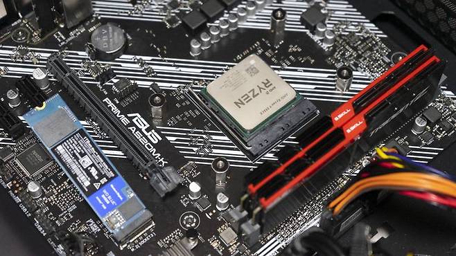 테스트에 사용한 하드웨어 구성 중 일부 출처=IT동아