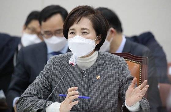 지난해 11월 12일 유은혜 사회부총리 겸 교육부 장관이 국회 교육위원회 전체회의에 출석해 답변하고 있다. 연합뉴스