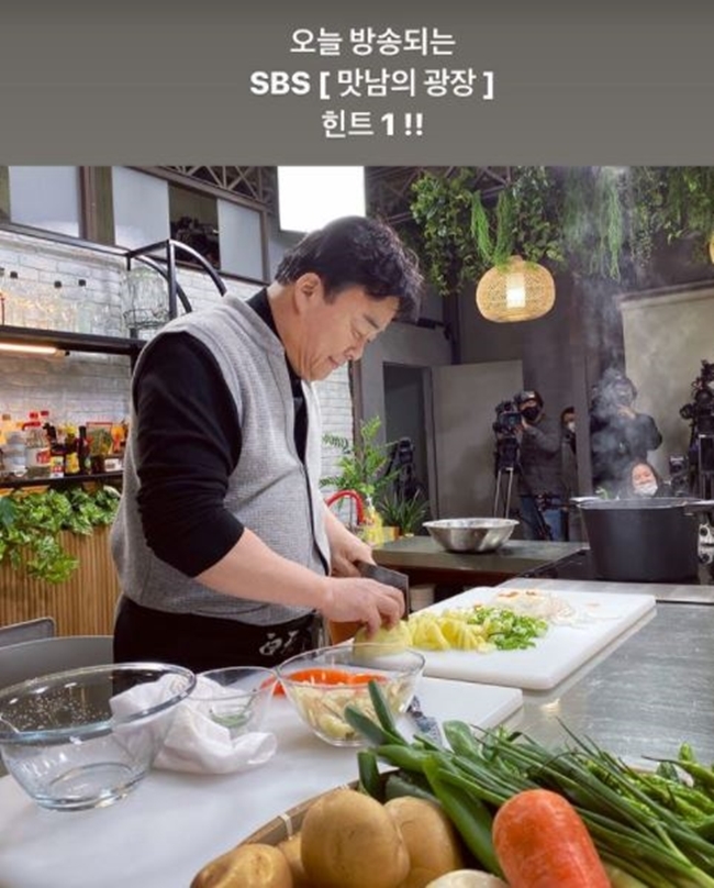 Actor Lee Sun-bins cooking research revealed Baek Jong-wons cooking.Lee Sun-bin posted a picture on his instagram story on February 18 with an article entitled SBS Maman Square Hint 1 broadcasted today.The photo shows Baek Jong-won, who is in the midst of cooking at the indoor studio of Maman Square.Baek Jong-won is cutting Potatoes with a kind smile, and Lee Sun-bin captured it at the guest spot.