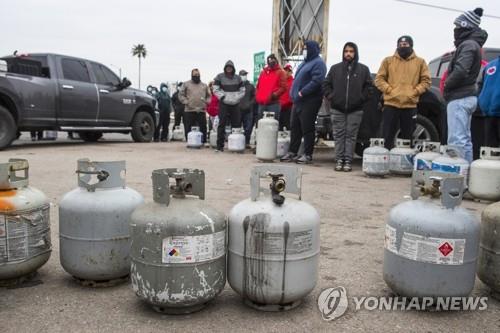 정전 사태로 연료용 가스 충전을 기다리는 휴스턴 시민들 [AP=연합뉴스]