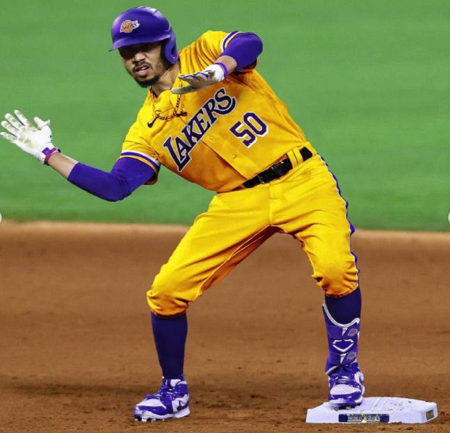 메이저리그 공식 SNS에 게재된 메이저리거가 착용한 가상 NBA에디션 유니폼. LA다저스 무키 베츠가 레이커스 스타일로 제작한 유니폼을 입고 있다. MLB SNS 캡처