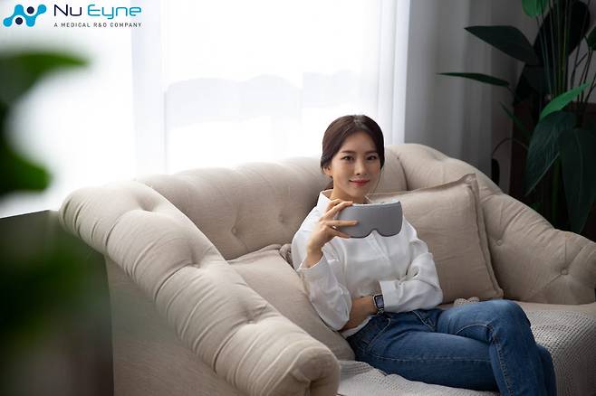 뉴아인이 출시한 미세전류 활용 눈 마사지 웨어러블 웰니스 기기 셀리나 (사진=뉴아인)