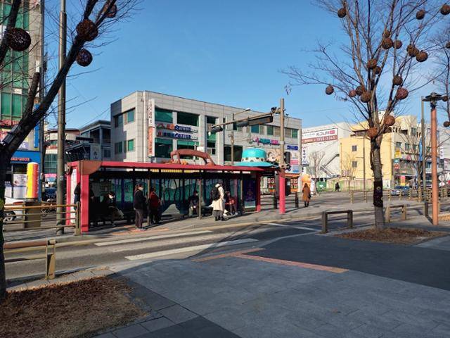 지역 작가들이 참여해 '지붕없는 미술관'으로 불리는 전주역 버스정류장. 정류장 구조가 대형 캐리어를 연상케하고 지붕 위에는 커다란 모자가 설치됐다.