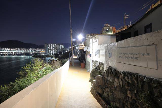 흰여울마을의 다닥다닥 붙어있는 집 앞은 좁은 골목길이다. 영화 '변호인' 촬영지 부근 골목. ⓒ박준규