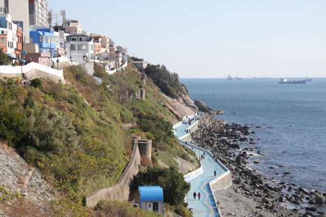 영도 흰여울문화마을을 멀리서 보면 벼랑 끝에 아슬아슬하게 집들이 붙어 있는 모양이다. ⓒ박준규