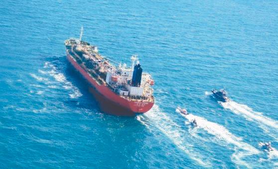 한국 선박(가운데 큰 배)이 이란 혁명수비대에 나포돼 이란 항구를 향하고 있다. [AFP=연합뉴스]