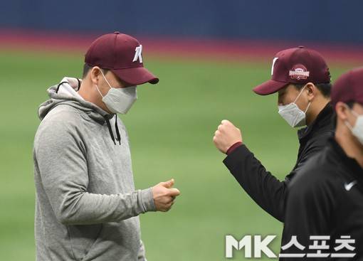 김태훈(왼쪽)이 주먹을 내는가 싶었는데 그만 검지와 중지를 펴고 말았다.