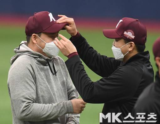 이승호: 자~ 살살 때길게.