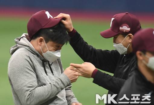 엄청난 파워의 딱밤에 휘정거리는 김태훈.