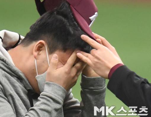 두 번째 도전에서도 지는 바람에 또 맞는 김태훈. 공포에 질린 나머지 손바닥을 펴 이마를 가렸지만...