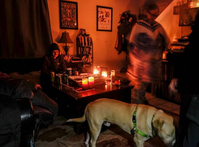 17일(현지시간) 미국 텍사스주 산마르코에서 한 주민이 기록적인 한파로 인한 발전시설 가동 중단으로 최악의 정전 사태가 발생하자 촛불로 전등을 대신하고 있다. [로이터]