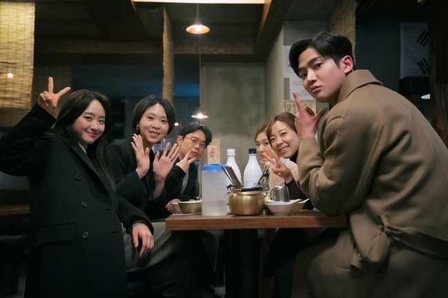 Do not apply the Lipstick, An Se-Ha, brewing, Kim Han-na, Kim Hye-in and Kang Hye-jin are stealing their attention.In the JTBC Wall Street drama The Senior, That Lipstick Do Not Do (directed by Lee Dong-yoon/playplayplay by Chae Yoon/Produced by JTBC Studio), along with Kwon Sung-yeon (An Se-Ha), Yoo Jae-kyung (Byeonjoa), Ahn Sun (Kim Han-na), and Kang Soo-mi (Kim Hye-in) Ga Young (Kang Hye-jin) is adding a rich taste to the love between Yun Sung-ah (Won Jin-ah) and Chae Hyun-seung (Lord).The marketing team of Clarr has been pleased with viewers with a warm team atmosphere from the very beginning.Especially, the subtle relationship between Yun Sung-ah and Chae Hyun-seung is noticed, and the interpretation and imagination of each one are giving pleasure to the people.In the previous dinner, Chae Hyun-seung, the youngest child, Chae Geun, and Yoo Jae-kyung are already dating while there are two people, An-Yoo Sun is an unrequited love, and Kang Soo-mi is a two-way thumb.The fierce confrontation of the three people who pushed their opinions based on what they saw and heard gave me chewy fun.In the meantime, the three people watched the reaction of Yun Sung-ah to Chae Hyun-seung who went to the new product proposal PT and again unfolded the imagination.In the words of Yun Sung-ah, who said he was preparing for the announcement alone, An Sun tried to make his claim by saying, Is it also alone?The office landscape, which combines the meaningful unity of the three people with the sound of the strangeness of Kwon Sung-yeon,In addition, Kim Ga Youngs efforts to bombard the two sides of the water so that Yun Sung-ah can honestly express his feelings about Chae Hyun-seung are also shining.Because you are aware of the nature of Yun Sung-ah as well as past love from the present, it presents the direction more appropriately than anyone else.Kim Ga Young, an employee of the Claar store and a housemate of Yun Sung-ah, attracted admiration with the skill of a tactless white-haired who avoided the position for both Yun Sung-ah and Chae Hyun-seung.Also, thanks to the bitter voice that he did not spare his heart, he also provided a decisive hit to make a confession to Chae Hyun Seung.