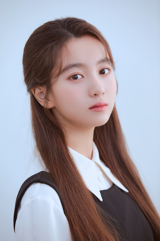 Kal So-wons new profile has been released public.Kal So-won in the public released photo perfectly expresses various charms from freshness to pure and clean and innocence.Kal So-won, who had a ponytail hairstyle, pulled up her original youthfulness with a bright smile.In the appearance of wearing a black dress and looking at the front, the atmosphere is calm, pure and clean.He also digested his white shirt neatly and doubled his innocence charm.In the behind-the-scenes footage and video released together, you can also see the natural Kal So-won outside the camera, such as preparing for shooting and posing.