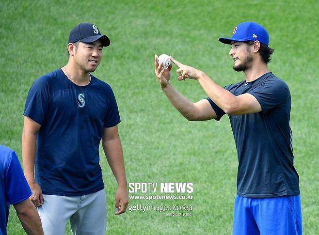 ▲ 다르빗슈 유(오른쪽)가 기쿠치 유세이에게 그립을 설명하고 있다.