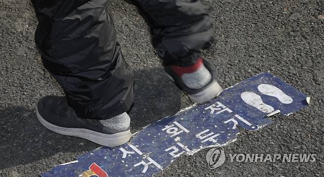 집합금지 최소화 거리두기 개편안은... (서울=연합뉴스) 한상균 기자 = 18일 서울 한 임시선별진료소 바닥에 붙은 거리두기 안내문이 낡은 모습이다. 중앙방역대책본부는 이날 0시 기준 코로나19 신규 확진자는 621명이라고 밝혔다. 정부는 3월부터 시행하려는 집합금지를 최소화 거리두기 개편안을 코로나19 재확산 조짐으로 재검토하고 있다. 2021.2.18 xyz@yna.co.kr