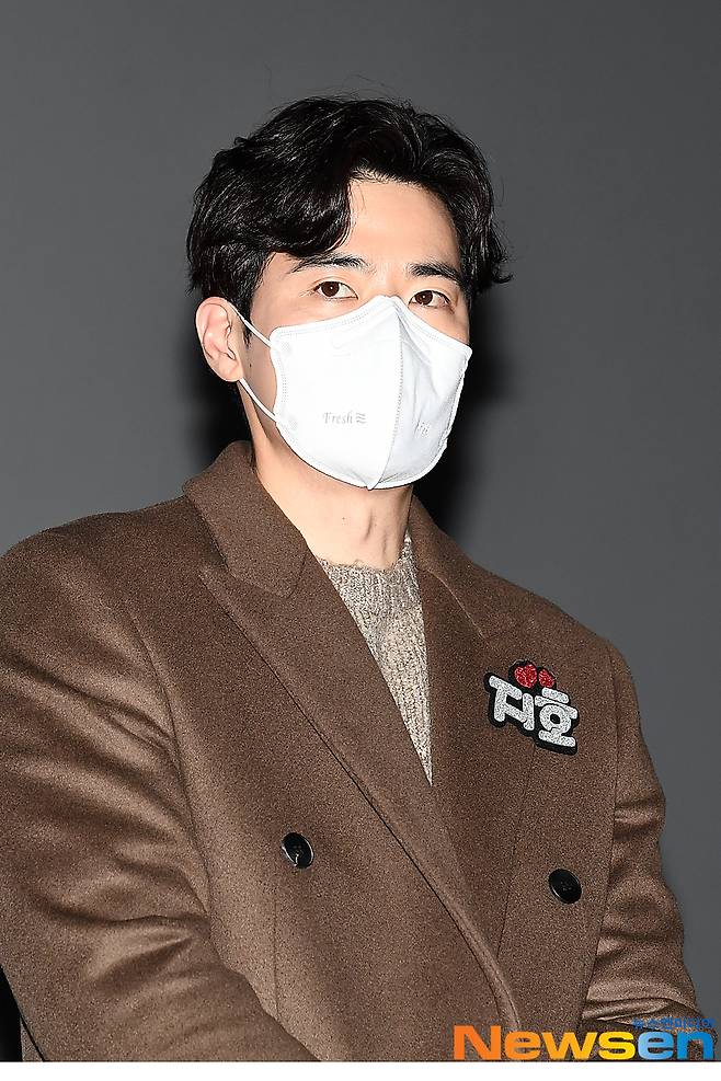 Actors Kim Kang-woo, Lee Yeon-hee, Lee Dong-hwi, Yoo Tae-oh and Hong Ji-young attended the stage greeting of the movie Marriage Blue at the entrance of Lotte Cinema Counter in Jayang-dong, Gwangjin-gu, Seoul on the afternoon of February 20.Actor Kim Kang-woo is attending the stage greeting of the movie Marriage Blue and leaving a greeting.