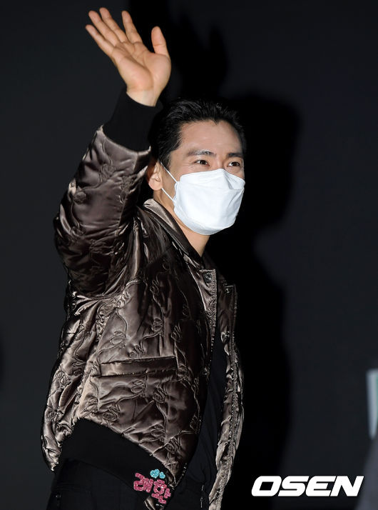 On the afternoon of the 20th, a stage greeting event for the movie New Years Eve was held at the entrance of Lotte Cinema Counter in Gwangjin-gu, Seoul.Actor Teo Yoo has time with the audience