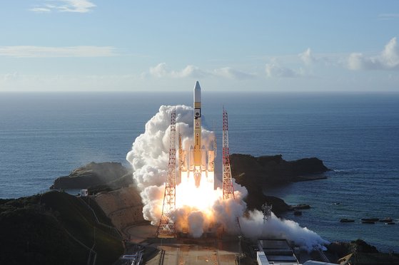지난해 7월 아랍에미리트(UAE)의 화성 탐사선 알 아말호가 일본 H2A 로켓에 실려 우주로 발사되고 있다. [AFP=연합뉴스]