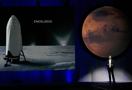 스페이스X의 창업자 일론 머스크가 2016년 9월 멕시코에서 열린 국제우주대회에서 화성탐사 계획을 밝히고 있다. [AP=연합뉴스]