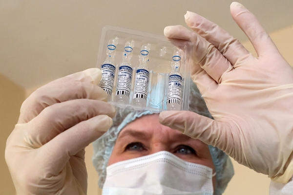 러시아 상트페테르부르크에서 의료 종사자가 스푸트니크 V 백신을 살펴보고 있는 모습. 타스연합