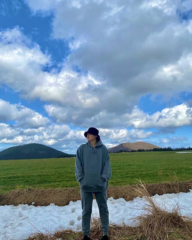 Singer and actor Lee Ji-hoon has released the film Idol Recipe shooting scene.On February 21, Lee Ji-hoon posted two photos on his personal Instagram with an article entitled Mark Ormrod in Jeju Island.Lee Ji-hoon in the public photo is enjoying nature wearing a gray hooded T-shirt and comfortable training suit.Mark Ormrod and the blue sky spread out behind the scenes.Lee Ji-hoon said, Lets see Mark Ormrod behind because I can not even go to the mountain because I shoot.Musical actor Kim So-hyun, who saw this, admired it as beautiful than a real picture.Lee Ji-hoon was cast as Idol manager Bae Jae-sung in Idol Recipe for the 15th year; he lost 6kg in three weeks to collect the topic.