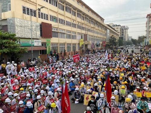 의대 학생들이 만달레이에서 쿠데타 규탄 시위를 벌이고 있다. 2021.2.21 [AP=연합뉴스]