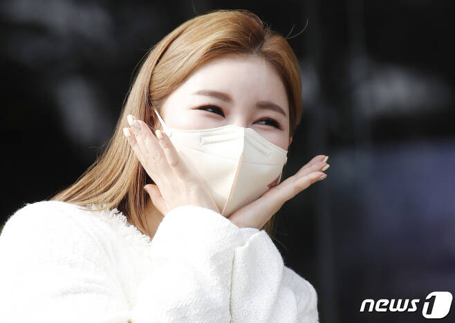 Seoul:): Singer Song Ga-in greets her lovely greetings by attending a recording of the Song Stage at KBS annex in Yeongdeungpo-gu, Seoul on the afternoon of the 22nd.
