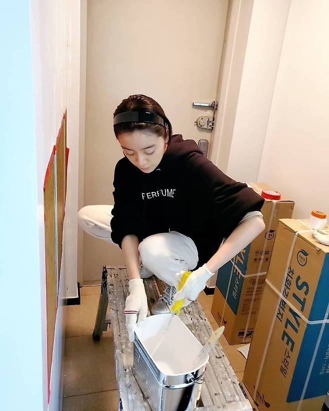 Hyelim, a former group Wonder Girls, unveiled the preparations for the Honeymoon home director.On February 22, Hyelim posted several photos on his personal instagram with an article entitled Self-painting!!!! And this is not really erased when you ask it.Hyelim in the picture paints Honeymoon home Bathroom cabinet.Hyelim, who is dressed in a black hoodie, is meticulously painting a Bathroom cabinet.Hyelim added, If you erase it with honey tip shampoo, it will be erased well. It is essential to wear gloves.Hyelim, who made her entertainment debut as Wonder Girls in 2010, married Taekwondo player Shin Min-chul in July last year.