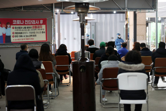  22일 오후 서울 동작구보건소에 마련된 선별진료소에서 시민들이 검사를 받기 위해 기다리고 있다. 연합뉴스