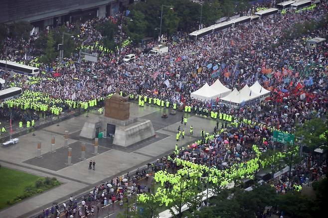 지난해 8월15일 보수단체들이 서울 종로구 광화문 광장 주변에 대규모 집회를 이어가는 모습. 뉴시스