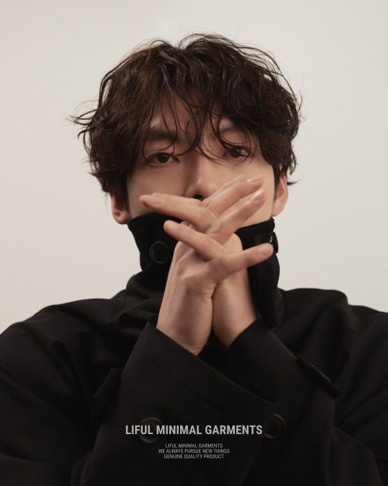 Actor Kim Woo-bin thrilled her emotions through the pictorials.Life Minimal Garments, a Premium lifestyle brand developed by Pixels (CEO Moon Yoo-sun), a Subsidiaries of Layer (CEO Shin Chan-ho), announced on the 22nd that it has selected Kim Woo-bin as the brand representative muse.Kim Woo-bin wore a loose Terry of Lypool and a sensual essential package in the public picture, and he showed his coolness. Kim Woo-bins charisma in comfort is impressive.Kim will be active as a representative face for various campaign advertising and marketing activities, starting with the Raipul 21S/S collection, which will be released from the first half of this year.It also joins the Raipul S/S season lookbook pictorials, publicity and promotions.