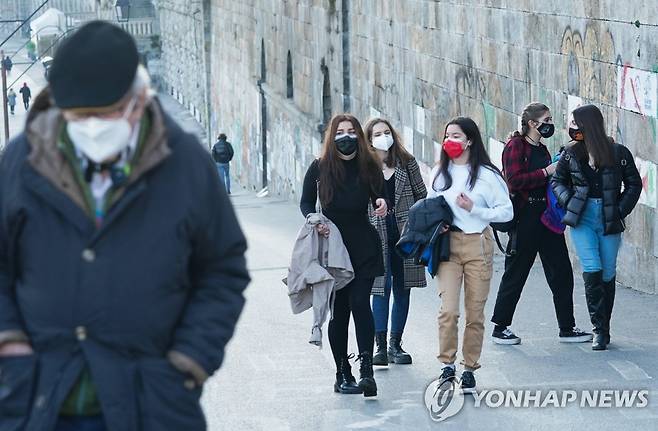 마스크를 착용한 채 거리를 걷는 이탈리아 토리노 시민들. [EPA=연합뉴스 자료사진]