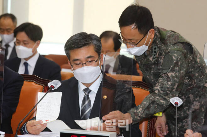 서욱 국방부 장관이 23일 국회에서 열린 국방위원회 전체회의에서 군 관계자로부터 자료를 받고 있다. (사진=노진환 기자)