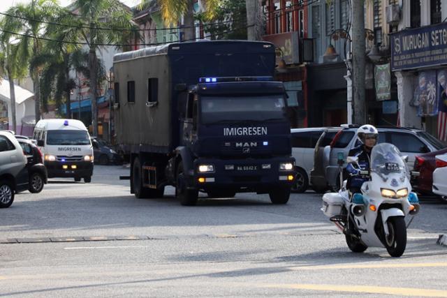 말레이시아 이민당국 호송 차량이 23일 미얀마인 본국 송환을 위해 루무트 해군기지로 이동하고 있다. 루무트=로이터 연합뉴스