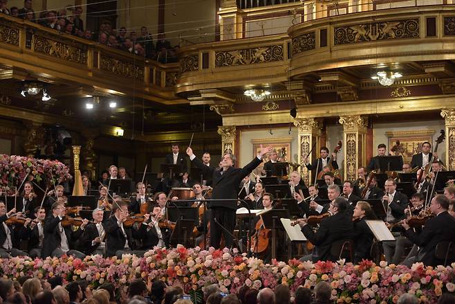 Conductor Riccardo Muti (front) and the Vienna Philharmonic Orchestra (Terry Linke/Sejong Center)