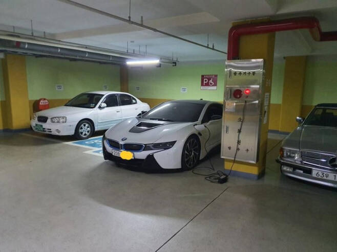 한 아파트 주차장에서 전기차가 공용 전기를 이용해 충전하고 있는 모습. [온라인 커뮤니티 캡처]