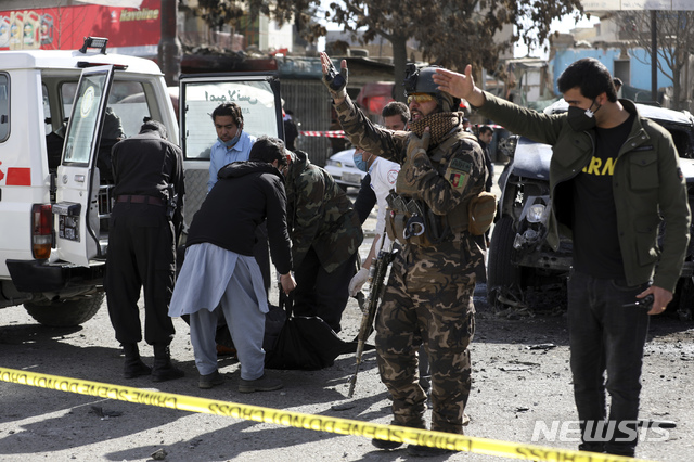 [카불=AP/뉴시스]10일(현지시간) 아프가니스탄 카불에서 연쇄 차량 폭탄 공격이 발생해 경찰이 현장을 조사하고 있다. 카불 경찰을 겨냥한 폭탄 폭발로 경찰관 2명이 숨지고 5명이 다쳤다고 현지 관계자가 밝혔다. 2021.02.10.