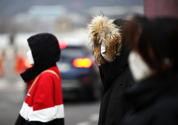 두꺼운 복장을 한 시민들이 서울 광화문사거리를 지나고 있다. 연합뉴스