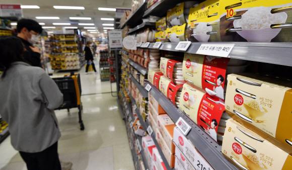 쌀값 오름세가 계속되자 식품업체들이 즉석밥 가격 인상을 예고했다. 22일 서울의 한 대형마트에 즉석밥이 진열돼 있다.박윤슬 기자 seul@seoul.co.kr