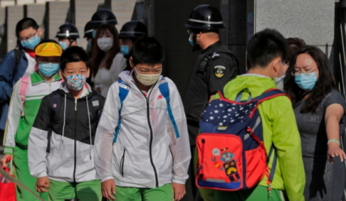 지난해 중국 베이징 학생들이 등교하는 모습. /AP연합뉴스