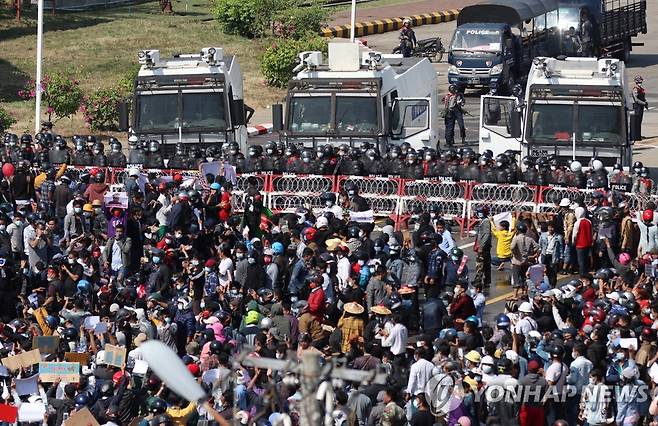 지난 9일 경찰과 대치하는 미얀마 시위대 [EPA=연합뉴스 자료사진]